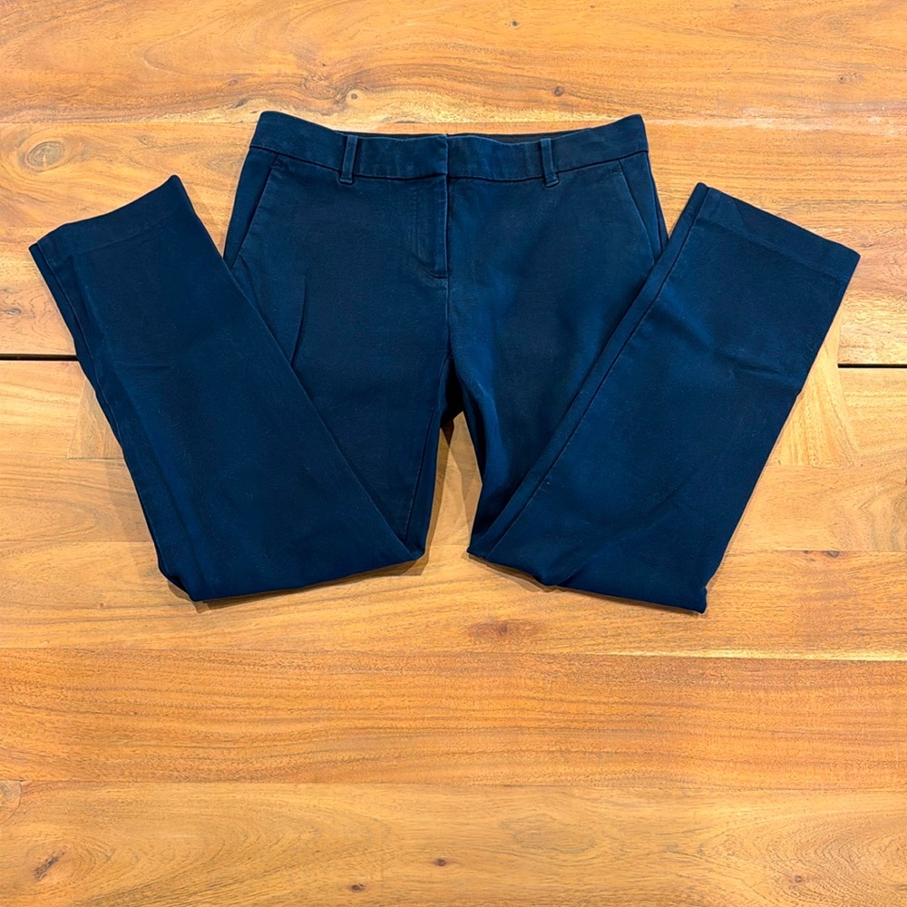 Ann Taylor Ankle Pants in Navy. Size 0.